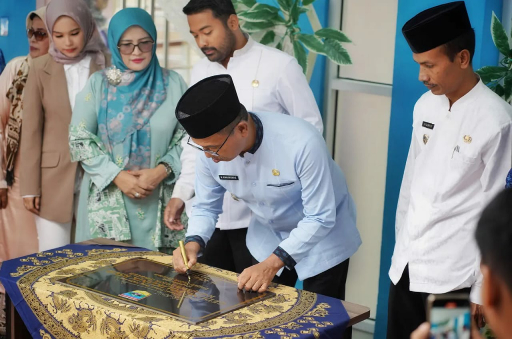 Bupati Khairunnas didampingi Wakil Bupati dan Ketua DPRD meresmikan Gedung Poliklinik RSUD Solok Selatan. (vino)
